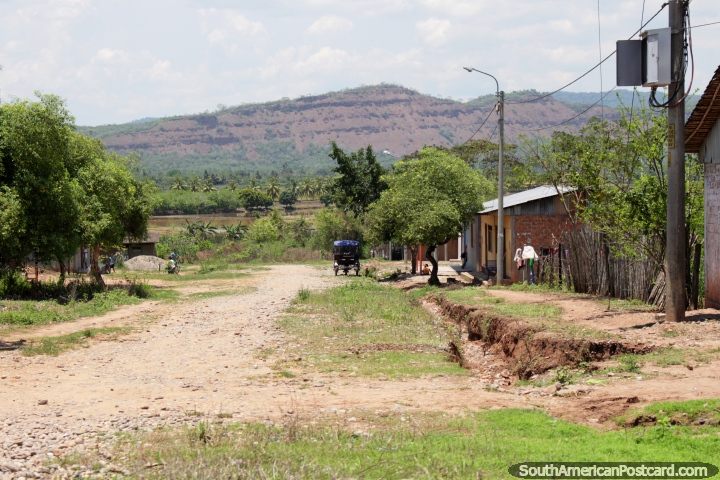 Calle de casas en el campo en el pas agrcola al sur de Tarapoto. (720x480px). Per, Sudamerica.