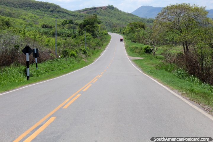 El camino es bueno al sur de Tarapoto, buen paisaje tambin, no hay bandidos alrededor de aqu. (720x480px). Per, Sudamerica.