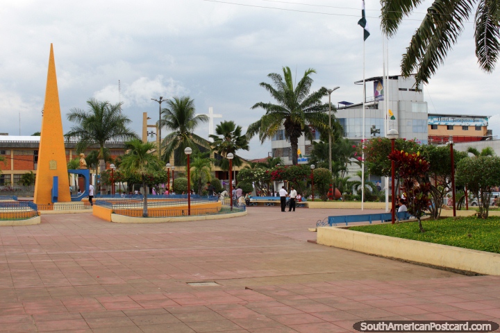 Plaza Mayor en Tarapoto, una plaza de aspecto bastante normal. (720x480px). Per, Sudamerica.