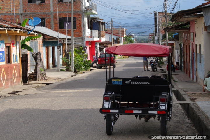 Mototaxi estacionado en una tpica calle con casas en Morales, entre Tarapoto y Lamas. (720x480px). Per, Sudamerica.