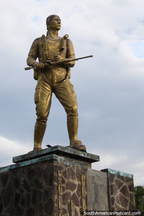 Estatua de oro de un militar sosteniendo un arma, entre Morales y Lamas. (480x720px). Per, Sudamerica.