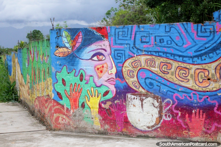 Cara de mujer, hojas coloridas, 2 manos, una taza de t, mural de colores brillantes en Lamas. (720x480px). Per, Sudamerica.