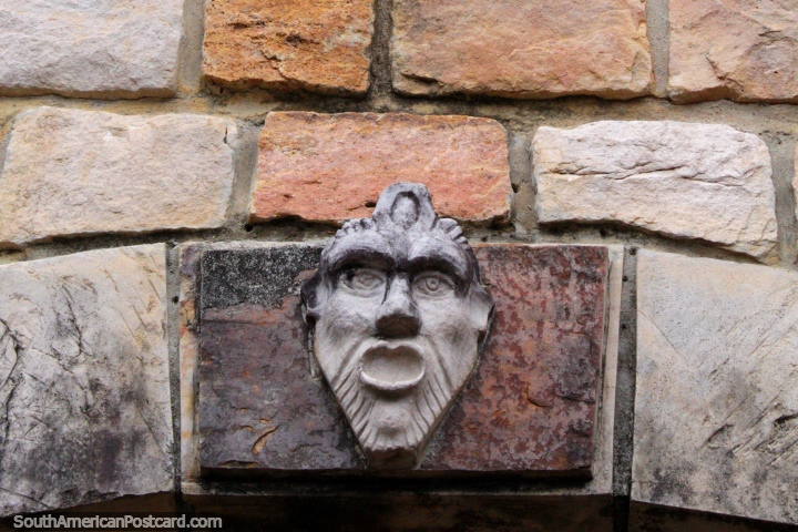 Cara de piedra en la tapa de la entrada del arco en El Castillo de Lamas. (720x480px). Per, Sudamerica.