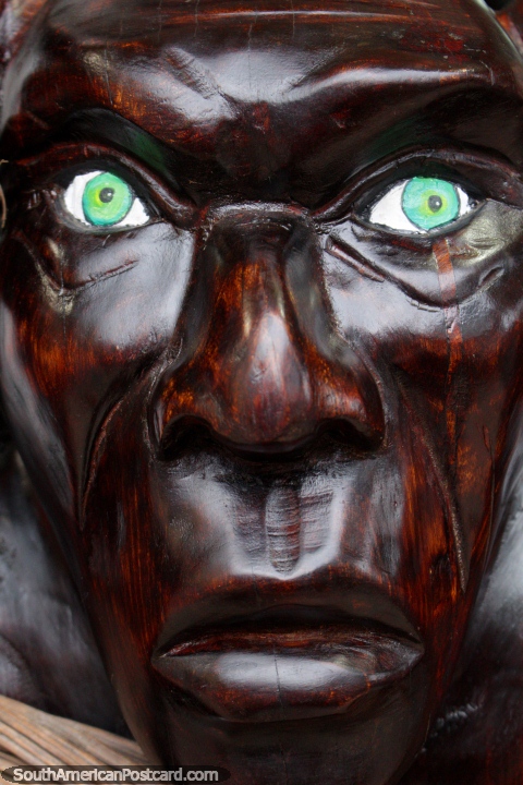 Estrangeiro com olhos verdes, belamente esculpidos em madeira, feita em Lamas. (480x720px). Peru, Amrica do Sul.