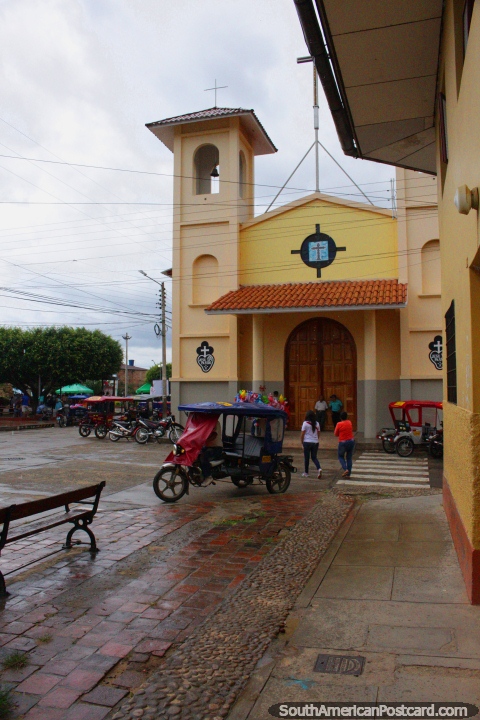 La iglesia de Lamas en una esquina de la calle al lado de la plaza. (480x720px). Per, Sudamerica.