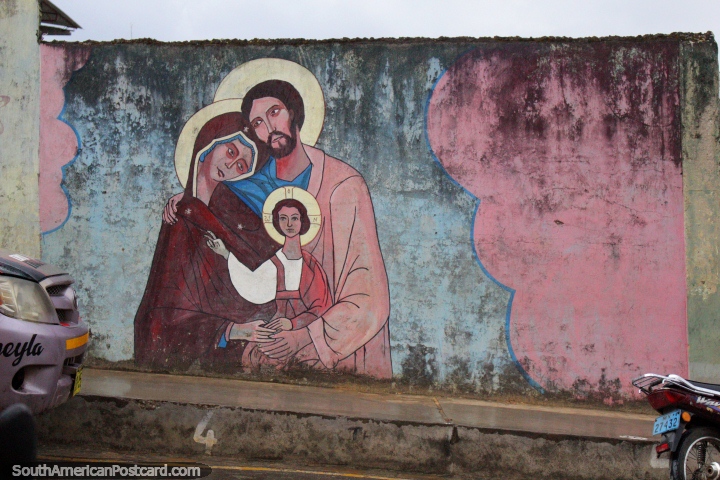 Um mural religioso abaixo a rua da igreja em Lamas. (720x480px). Peru, Amrica do Sul.