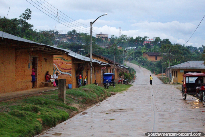 Calle adoquinada en Wayku, un barrio indgena de Lamas, abajo de la ciudad principal. (720x480px). Per, Sudamerica.