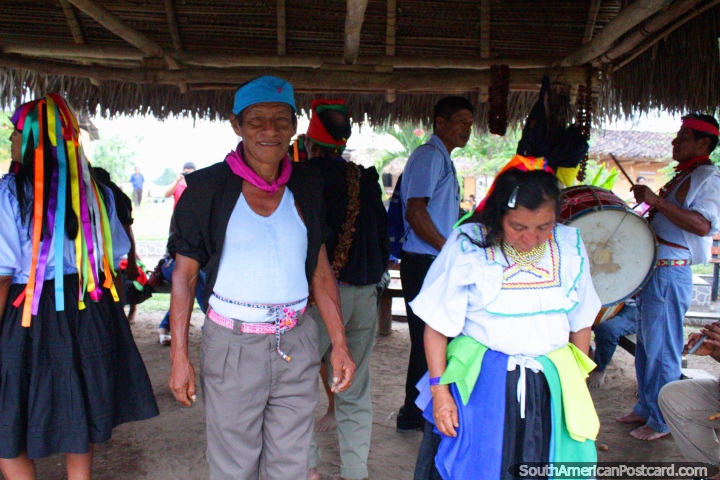 Los lugareos Wayku se visten y bailan para los turistas, Lamas. (720x480px). Per, Sudamerica.
