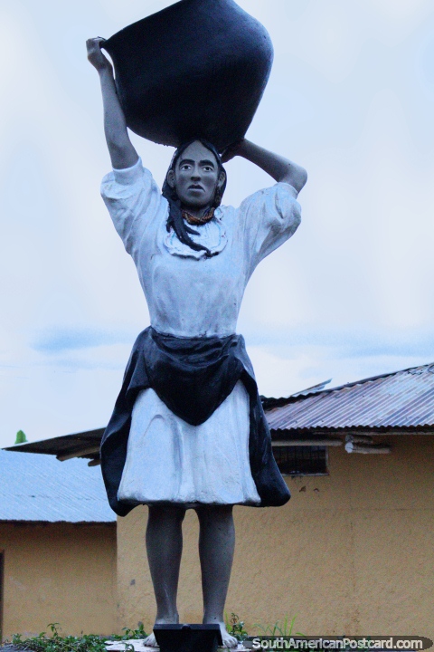 Mulher com um grande pote cermico na sua cabea, um monumento indgena em Praa Wayku em Lamas. (480x720px). Peru, Amrica do Sul.