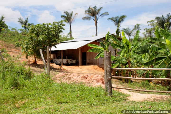 Casas en la Amazonas construidas cerca de las carreteras pueden tener cocheras, al sur de Yurimaguas. (720x480px). Perú, Sudamerica.
