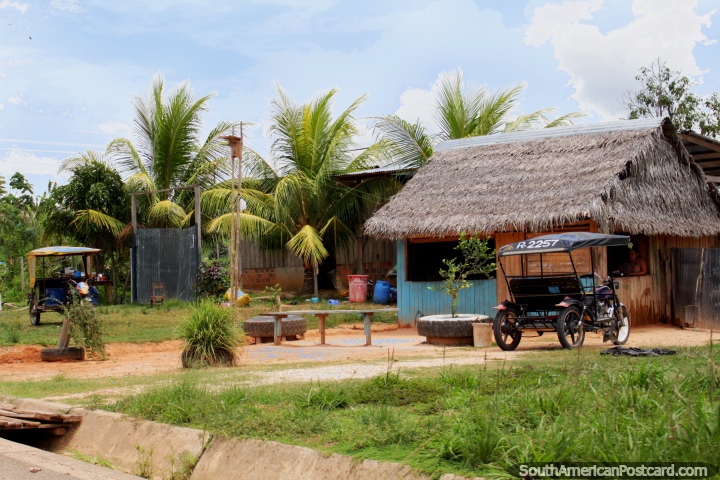 Casas de telhado cobertas com palha, palmeiras e mototaxis, vida de Amazônia, ao sul de Yurimaguas. (720x480px). Peru, América do Sul.