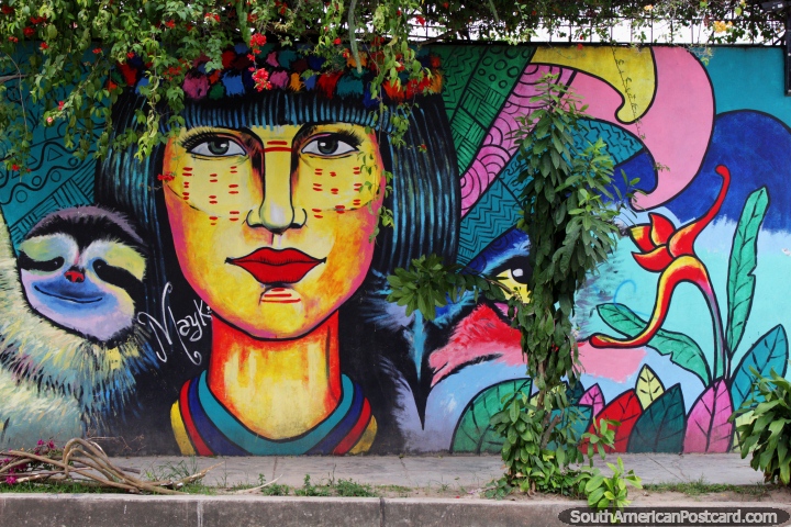 A preguia  a melhor amiga de uma mulher em Yurimaguas, um belo mural com cores incrveis. (720x480px). Peru, Amrica do Sul.