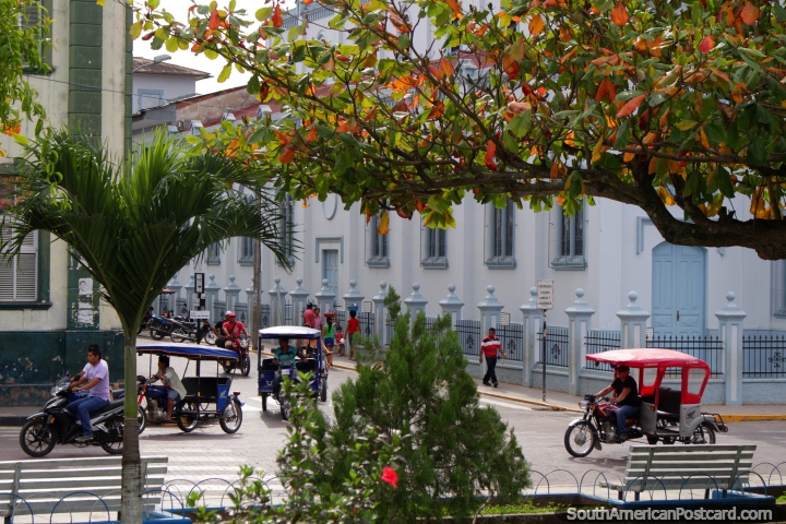 Vista desde la plaza hacia la iglesia en Yurimaguas, mototaxis y motos. (720x480px). Per, Sudamerica.