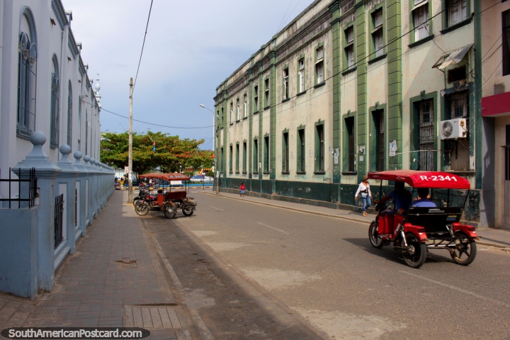 Unos pocos edificios históricos alrededor de las calles junto a la plaza en Yurimaguas. (720x480px). Perú, Sudamerica.
