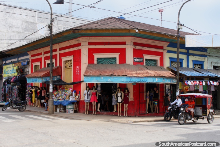 Tienda de moda con muchos maniques fuera en Yurimaguas. (720x480px). Per, Sudamerica.