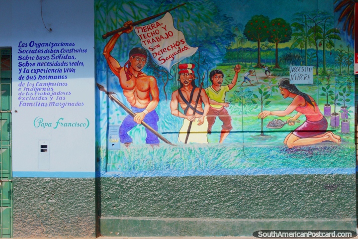 Tierra, techo y trabajo son derechos sagrados, gran mural en Yurimaguas. (720x480px). Per, Sudamerica.