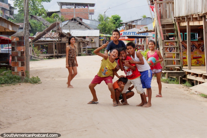 Los niños juegan para la cámara en el pueblo en el puerto de Yurimaguas. (720x480px). Perú, Sudamerica.