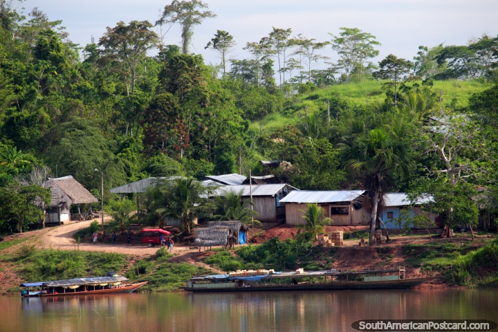 Grupo de casas nos bancos do Rio Huallaga perto de Yurimaguas. (720x480px). Peru, América do Sul.