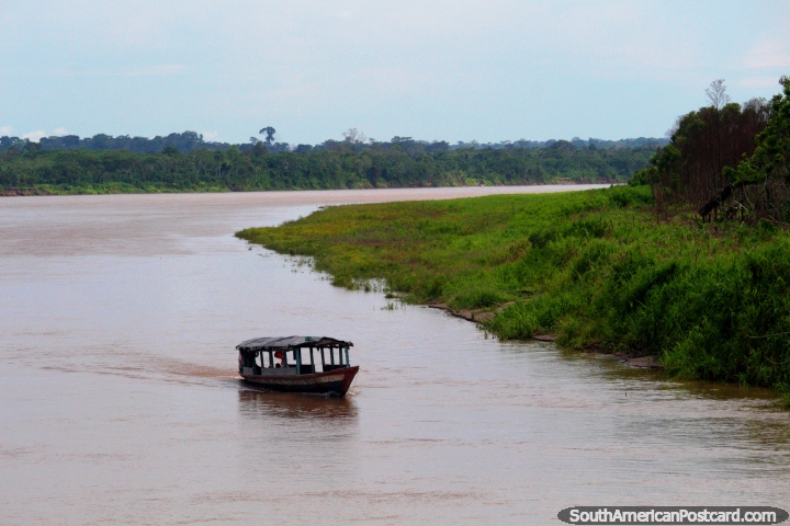O pequeno barco no Rio Huallaga quando viajamos pelo barco de Yurimaguas em direo a Lagoas. (720x480px). Peru, Amrica do Sul.