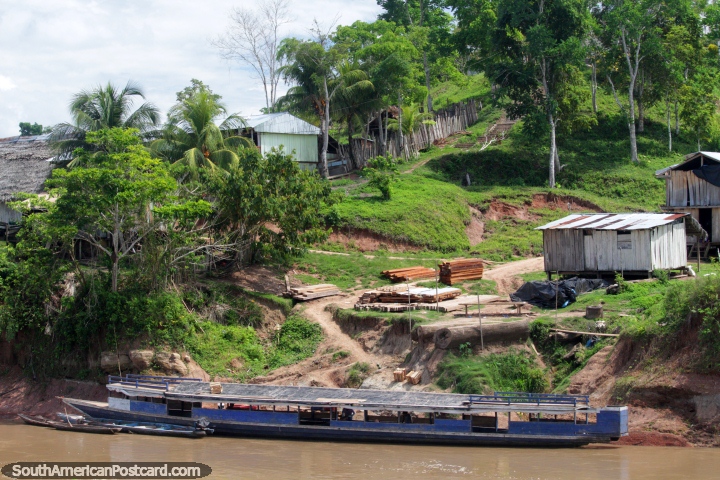 Um grande barco de rio de passageiros instalou-se em frente de uma jarda ao norte de Yurimaguas. (720x480px). Peru, América do Sul.