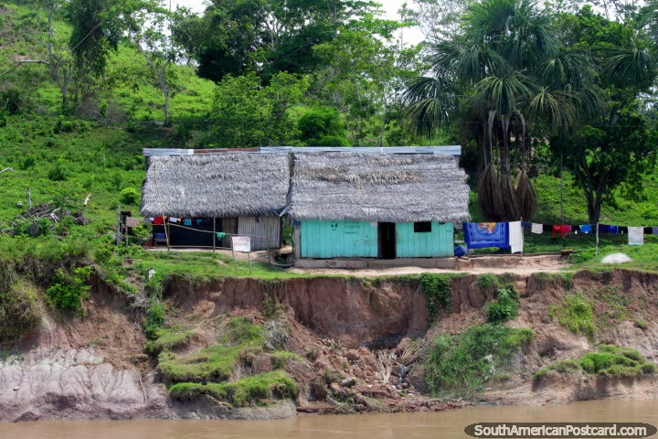 Casas e lavando-se fora para secar, junto do Rio Huallaga, ao norte de Yurimaguas. (720x480px). Peru, América do Sul.