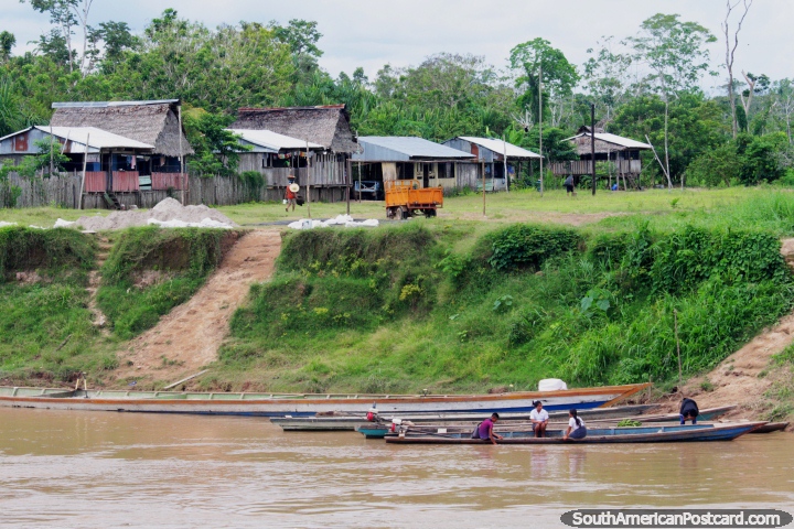 Grupos de casas y personas en canoas en el Distrito de Santa Cruz, al sur de Lagunas. (720x480px). Per, Sudamerica.