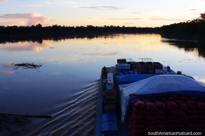 Ocaso de 18h00 no Rio Huallaga, que emite vapor junto com sacos de batatas a bordo, ao sul de Lagoas. (720x480px). Peru, Amrica do Sul.