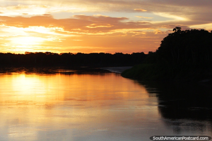 Naranja y amarillo puesta de sol sobre el Ro Huallaga, al sur del Ro Maran y Lagunas en la Amazonas. (720x480px). Per, Sudamerica.