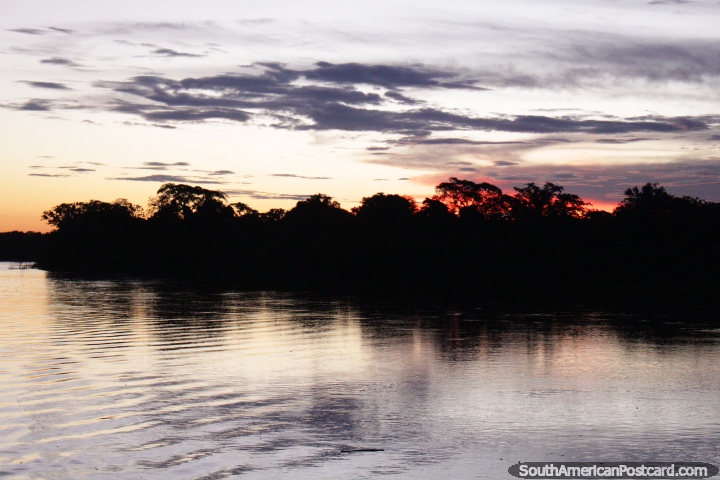 Impresionante puesta de sol gris y rojo sobre las aguas chispeantes, adis al Ro Huallaga! (720x480px). Per, Sudamerica.