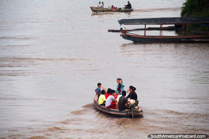 Uma famlia em um barco viaja no Rio Maranon da sua aldeia no Amaznia. (720x480px). Peru, Amrica do Sul.