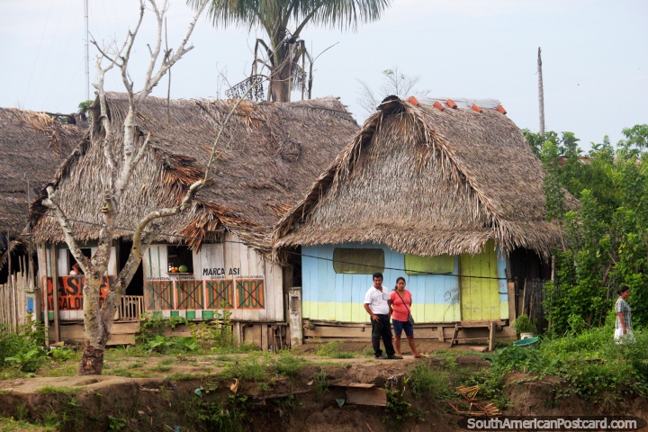 Casas de telhado cobertas com palha ao longo dos bancos do Rio Maranon em Maipuco, o Amazônia. (720x480px). Peru, América do Sul.