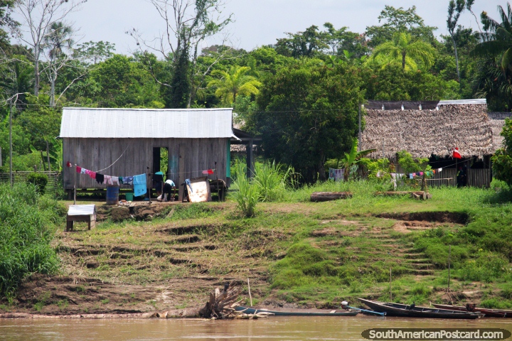 Tarde de manhã, 2o dia, casas nos barrancos como aproximamos Saramuro, uma comunidade sincera no Amazônia! (720x480px). Peru, América do Sul.