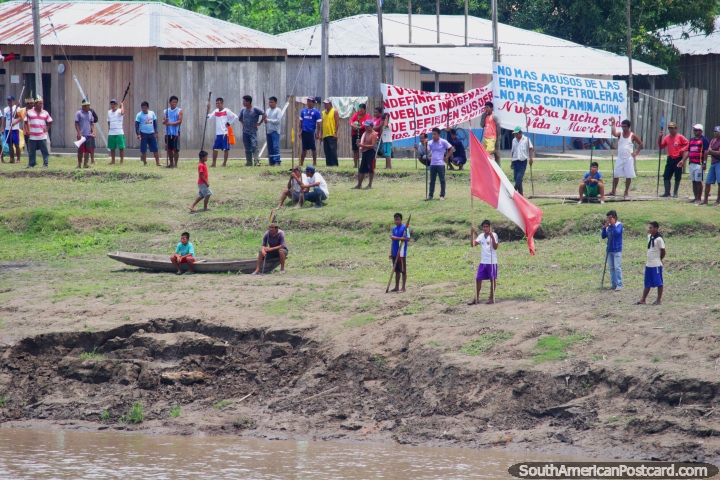 Lanças fora e pronto, isto é um protesto contra companhias de óleo do Amazônia, comunidade de Saramuro. (720x480px). Peru, América do Sul.