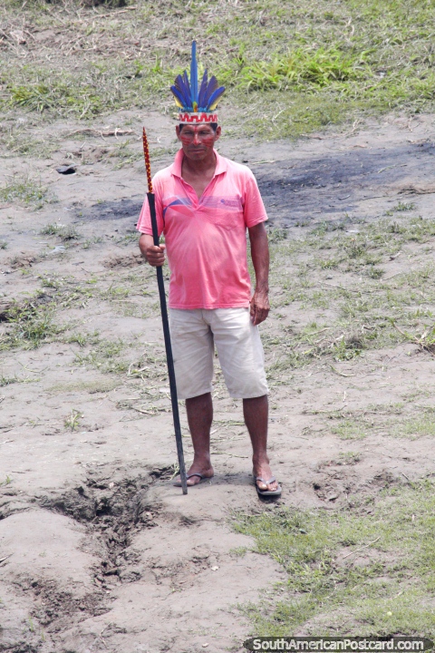 O chefe da comunidade de Saramuro, com penas, enfrenta a pintura e a lança, o Amazônia peruano! (480x720px). Peru, América do Sul.