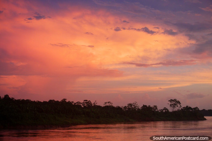 Ocaso rosa e purpúreo sobre o Rio Maranon na viagem de Yurimaguas a Iquitos! (720x480px). Peru, América do Sul.