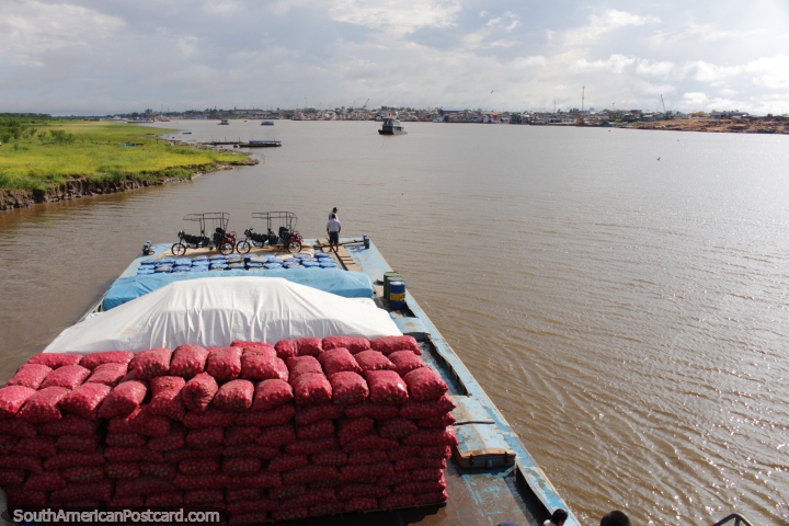 As batatas, o arroz e o par de mototaxis chegaram seguramente a Iquitos e então tenha-nos passageiros! (720x480px). Peru, América do Sul.