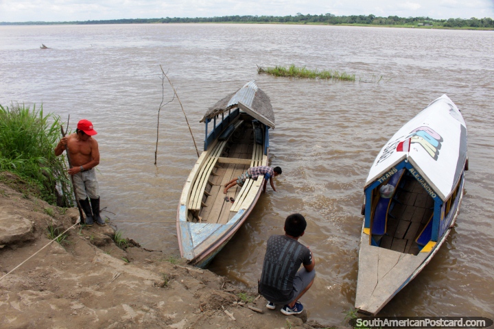 Barcos de rio de viagem fácil e rápido de Iquitos ao alojamento de mato. (720x480px). Peru, América do Sul.
