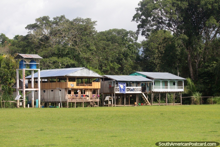 Casas de madera y edificios sobre pilotes en Santa Mara de Ftima cerca de Iquitos. (720x480px). Per, Sudamerica.