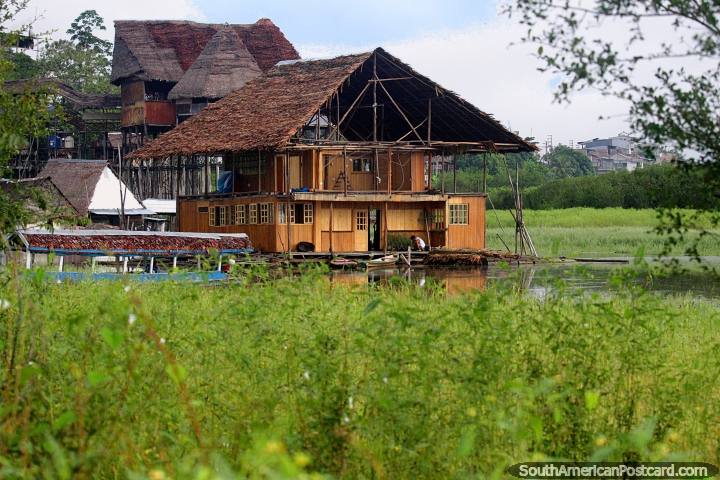 A enorme casa de madeira que está nas terras alagadiças da terra a margem de água de Iquitos. (720x480px). Peru, América do Sul.
