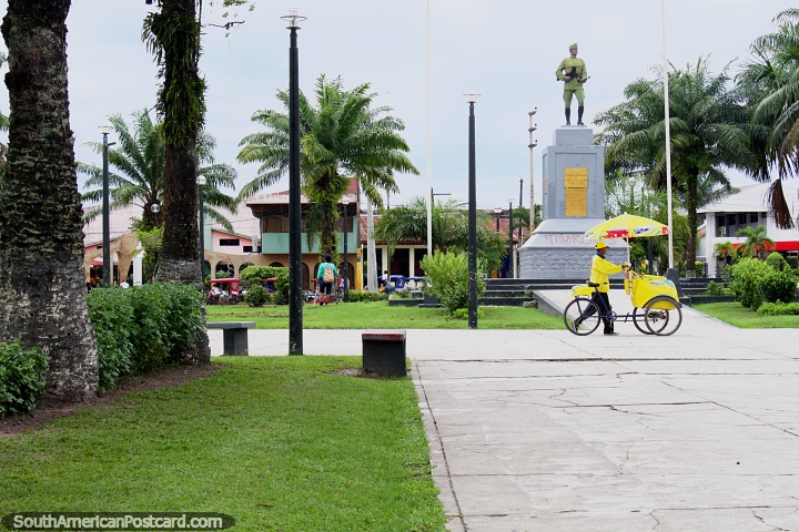 Plaza y estatua de Fernando Lores Tenazoa (1906-1933) en Iquitos, la Guerra del Per. (720x480px). Per, Sudamerica.
