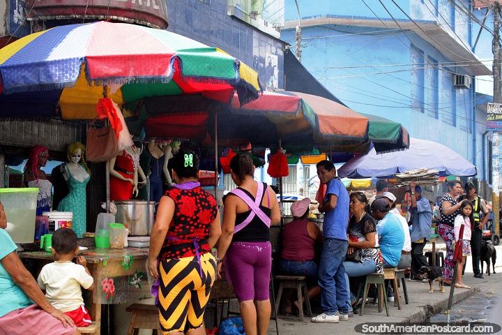 La gente de Beln en Iquitos disfrutando de la comida de la calle, sintate para el almuerzo. (720x480px). Per, Sudamerica.