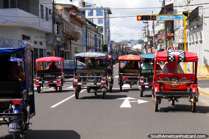 Cuando ests en un mototaxi siempre se siente como una carrera con otras mototaxis, el camino es la pista, Iquitos. (720x480px). Per, Sudamerica.