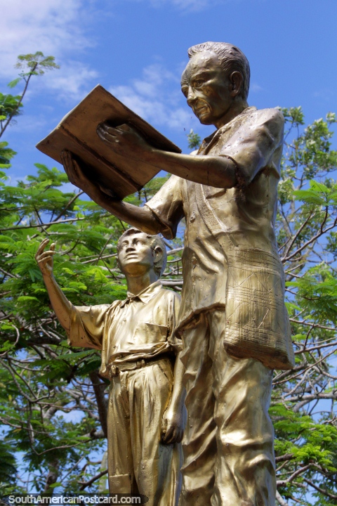 Orlando Casanova Heller (1943-1997), dando voz a los hijos del Amazonas, monumento de oro en Iquitos. (480x720px). Per, Sudamerica.