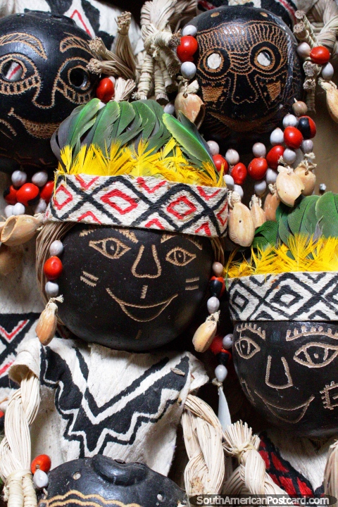 Caras de madera decoradas con cintas y plumas, Centro de Artes Anaconda, Iquitos. (480x720px). Per, Sudamerica.