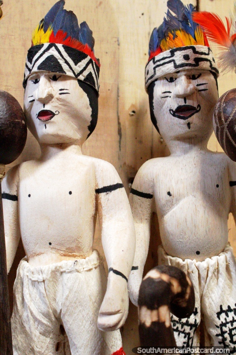 2 figuras brancos com penas coloridas, arte de venda no Centro de Artes Anaconda em Iquitos. (480x720px). Peru, Amrica do Sul.