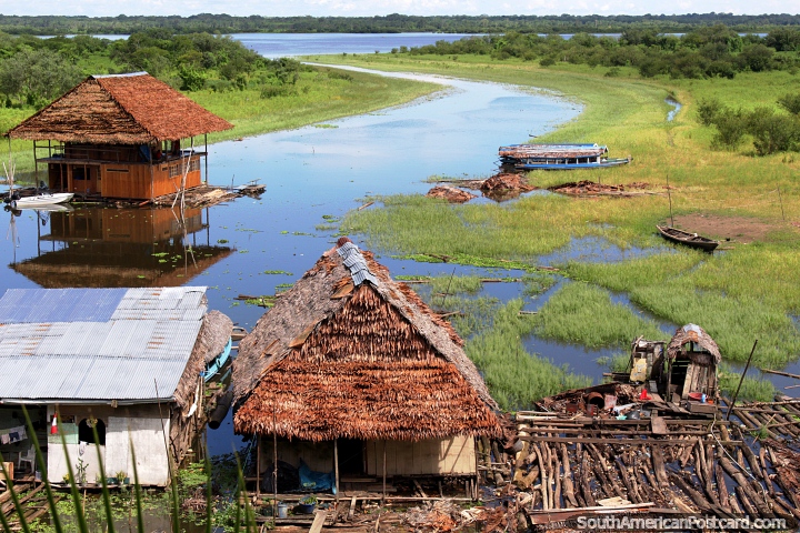 A grande casa de madeira no brejo perto dos pastos e Rio de Amazônia em Iquitos. (720x480px). Peru, América do Sul.