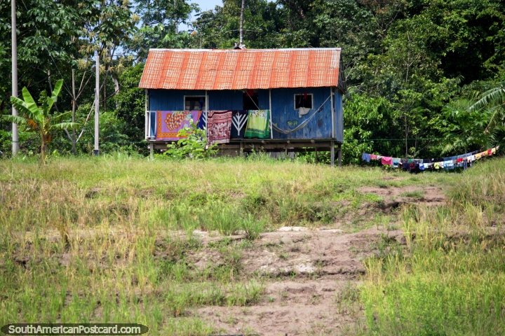 Casa no Amazônia com telhado de ferro ondulado, secando toalhas e lavando-se na linha, Los Majasitos. (720x480px). Peru, América do Sul.
