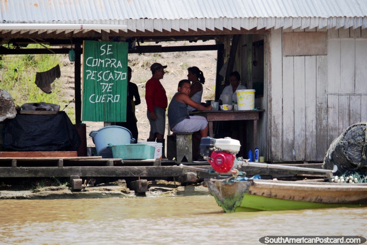Un lugar que compra pescado de cuero al lado del Ro Amazonas en San Pablo de Loreto, entre Iquitos y Santa Rosa. (720x480px). Per, Sudamerica.