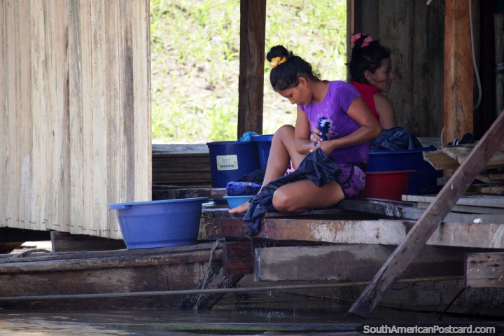 Uma mulher lavou a roupa junto do rio em San Pablo de Loreto, entre Iquitos e Santa Rosa. (720x480px). Peru, Amrica do Sul.