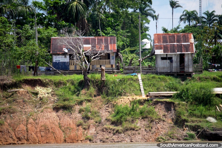 Mira de cerca, hay una torre de telfonos celulares en esta comunidad Amaznica entre Iquitos y Santa Rosa. (720x480px). Per, Sudamerica.